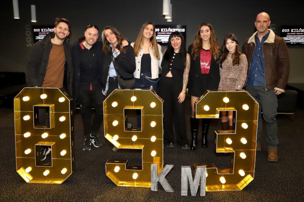 893 km